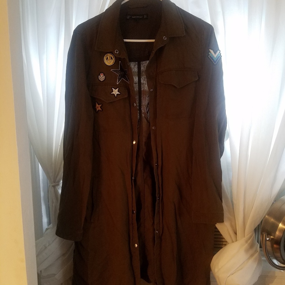 🌟 Zara Long Army Green Buttonup w/ Patches 🌟
